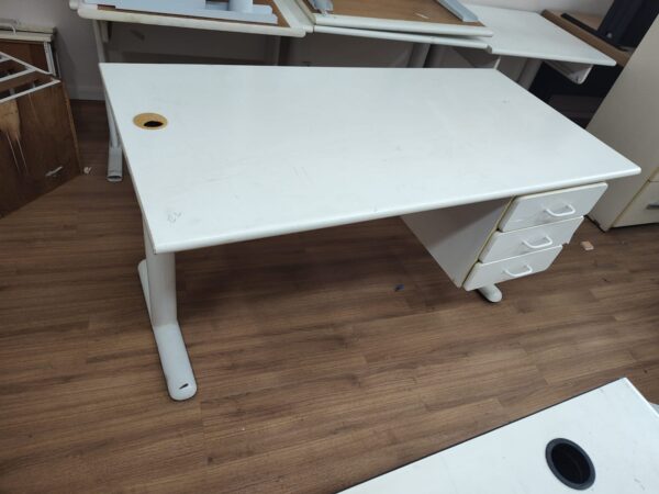 Mesa de Escritório - Cor Branca - Com Gaveteiro - Image 4