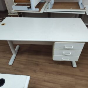 Mesa de Escritório - Cor Branca - Com Gaveteiro