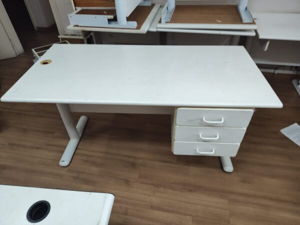 Mesa de Escritório - Cor Branca - Com Gaveteiro
