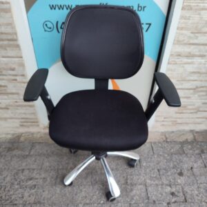 Cadeira de Escritório - Telada - Cor Preta - Base Cromada