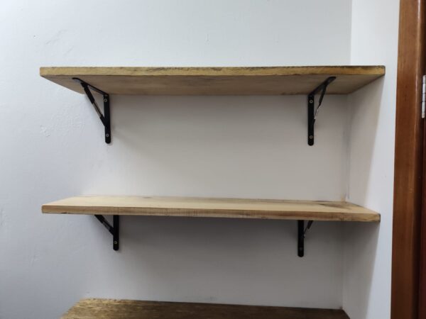 Conjunto com 5 Prateleiras de Madeira Tratada - Com Suporte - 080 cm por 020 cm e 20 mm espessura