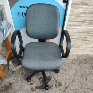 Cadeira Diretor - Revisada - Tecido Preto com Cinza - Excelente Qualidade