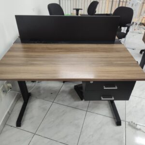 Conjunto 2 Mesas de 120 x 060 Com Gaveteiro e Divisória