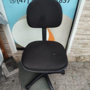 Cadeira de Escritório - Cor Preta - Pequeno detalhe no tecido do acento