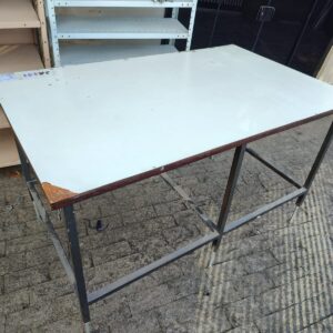 Mesa de Trabalho - Base de Ferro Reforçada - Tampo de Madeira