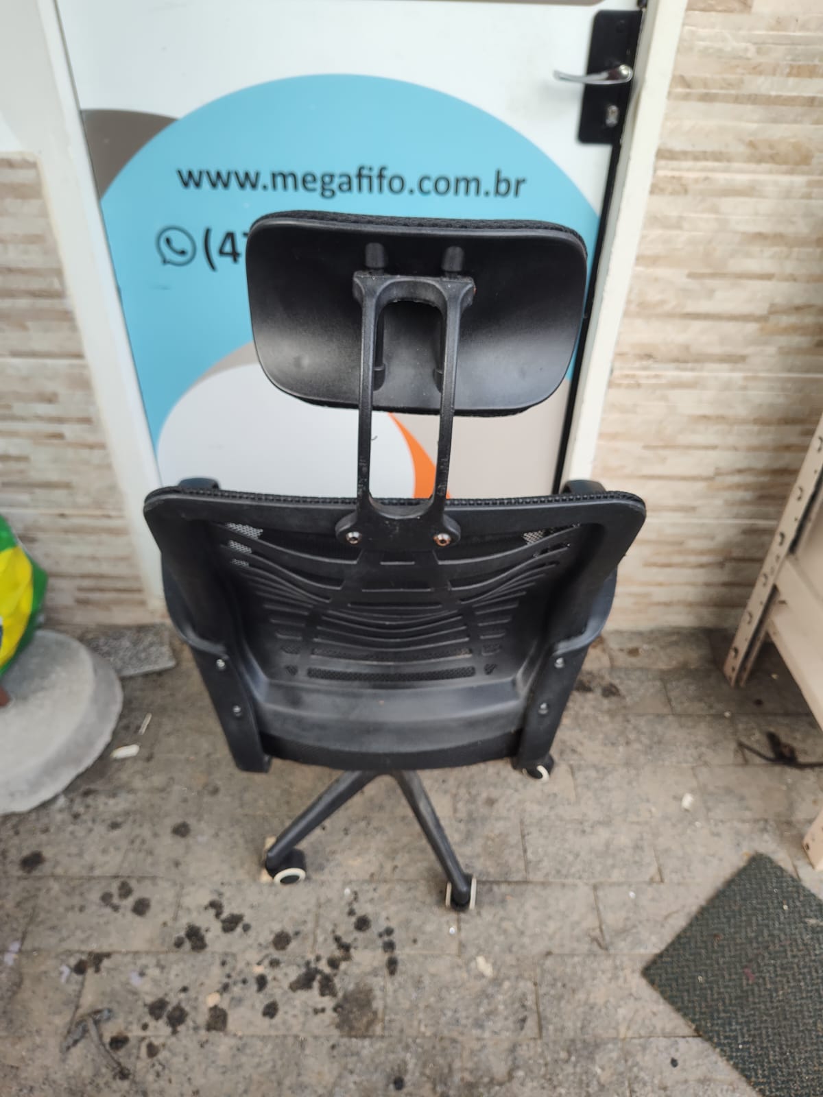 Cadeira de Escritório - Modelo Diretor - Apoio para Cabeça - Imagem 3