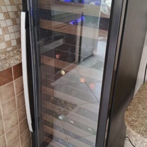 Adega climatizada Venax piubella 200 preta 209l 50 garrafas 220v