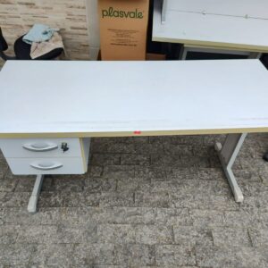 Mesa de Escritório Cinza - 150x 060 - Com Gaveteiro com Chave
