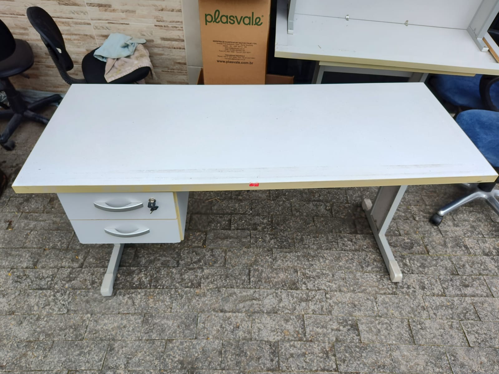 Mesa de Escritório Cinza - 150x 060 - Com Gaveteiro com Chave
