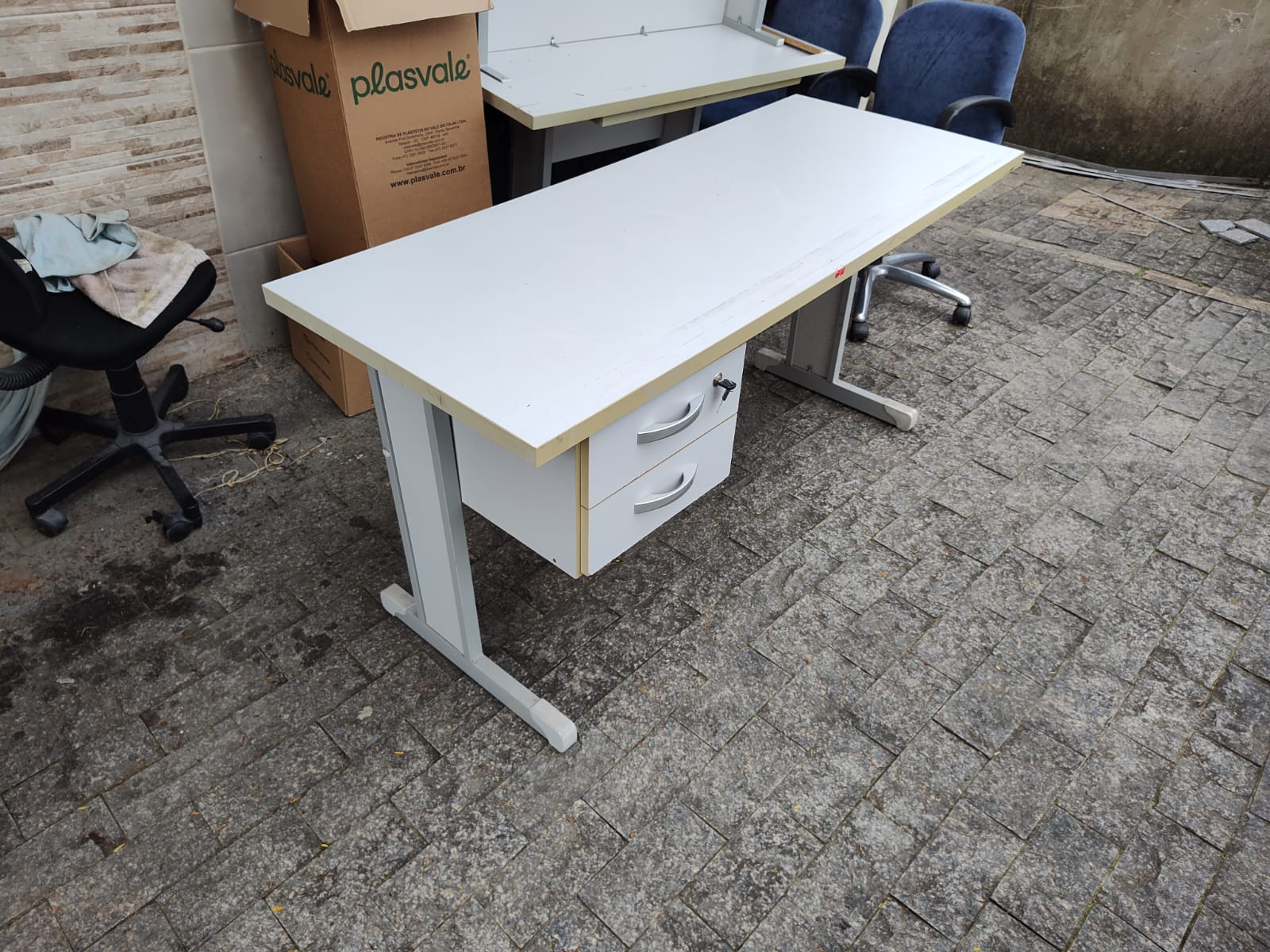 Mesa de Escritório Cinza - 150x 060 - Com Gaveteiro com Chave - Imagem 2