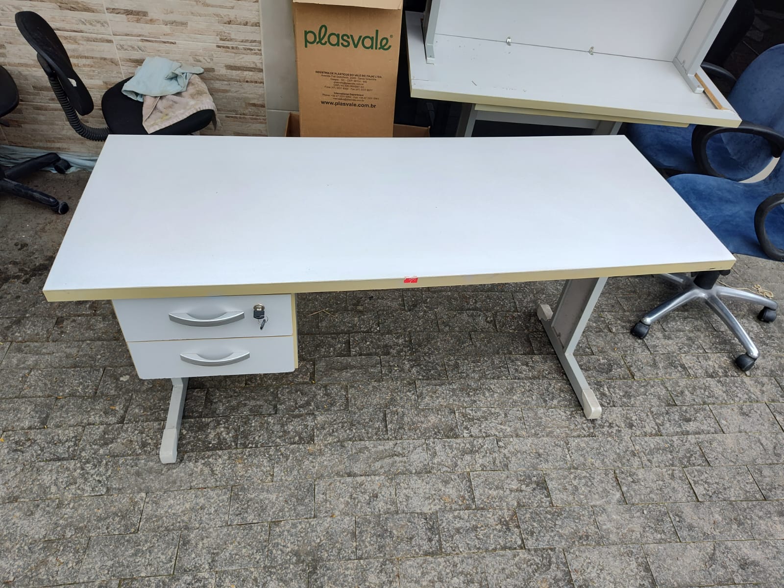 Mesa de Escritório Cinza - 150x 060 - Com Gaveteiro com Chave - Imagem 4