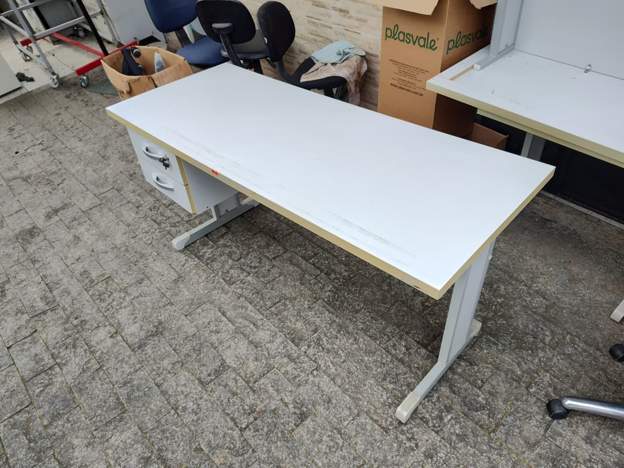 Mesa de Escritório Cinza - 150x 060 - Com Gaveteiro com Chave - Imagem 3