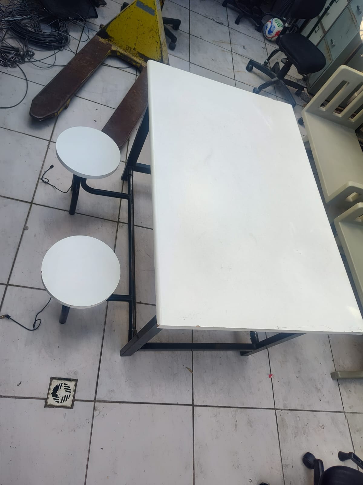 Mesa de Refeitório Com Bancos Retrátil - Cor Branca - Excelente Estado de Conservação(120x80) - Imagem 3