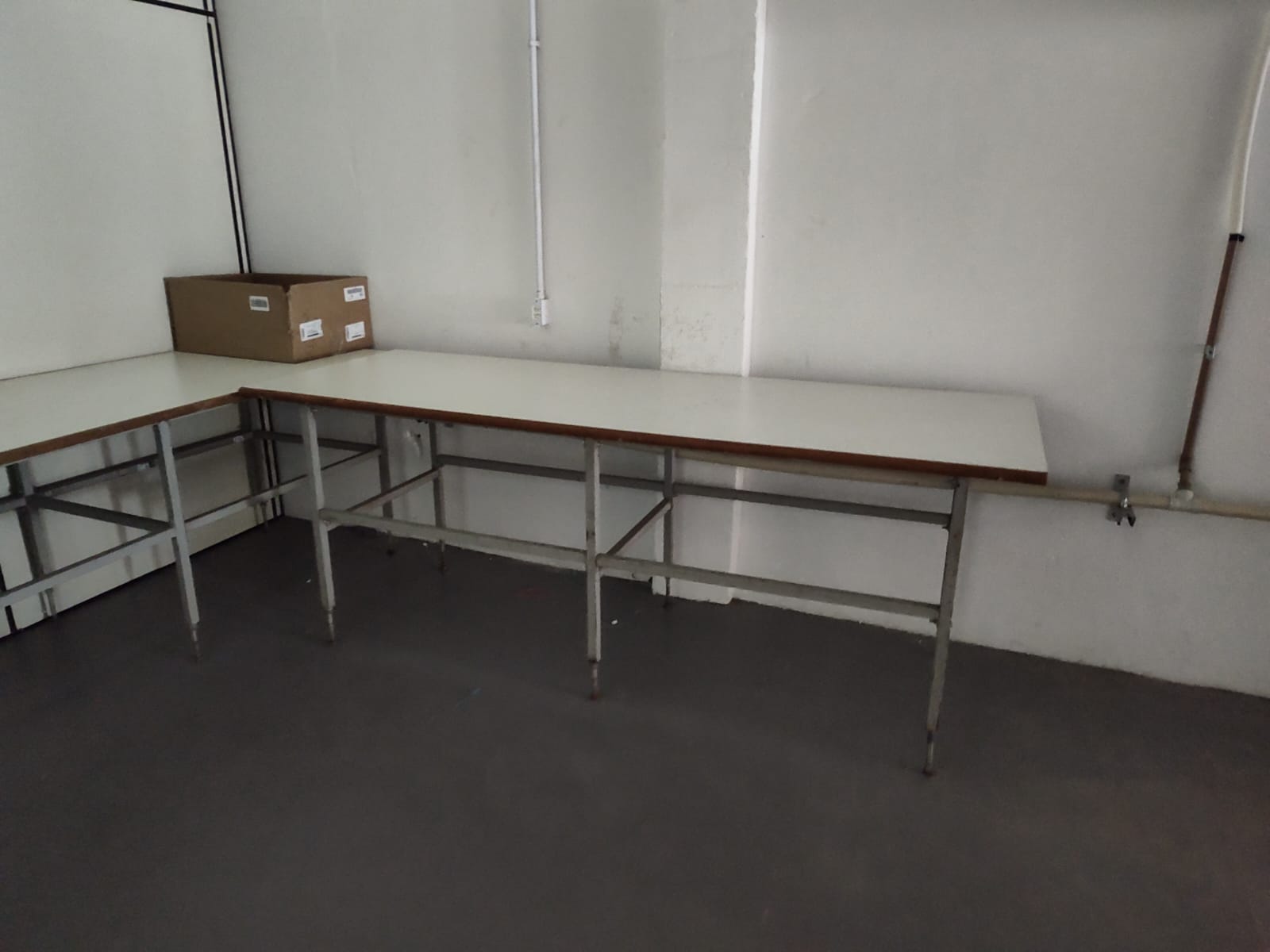 Mesa de Trabalho Grande - Cor Branca - Estrutura de Ferro (2,74 mts Comp. x 0,80 cm Prof.) - Imagem 2