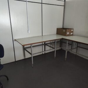Mesa de Trabalho Grande - Cor Branca - Estrutura de Ferro (2,74 mts Comp. x 0,80 cm Prof.)