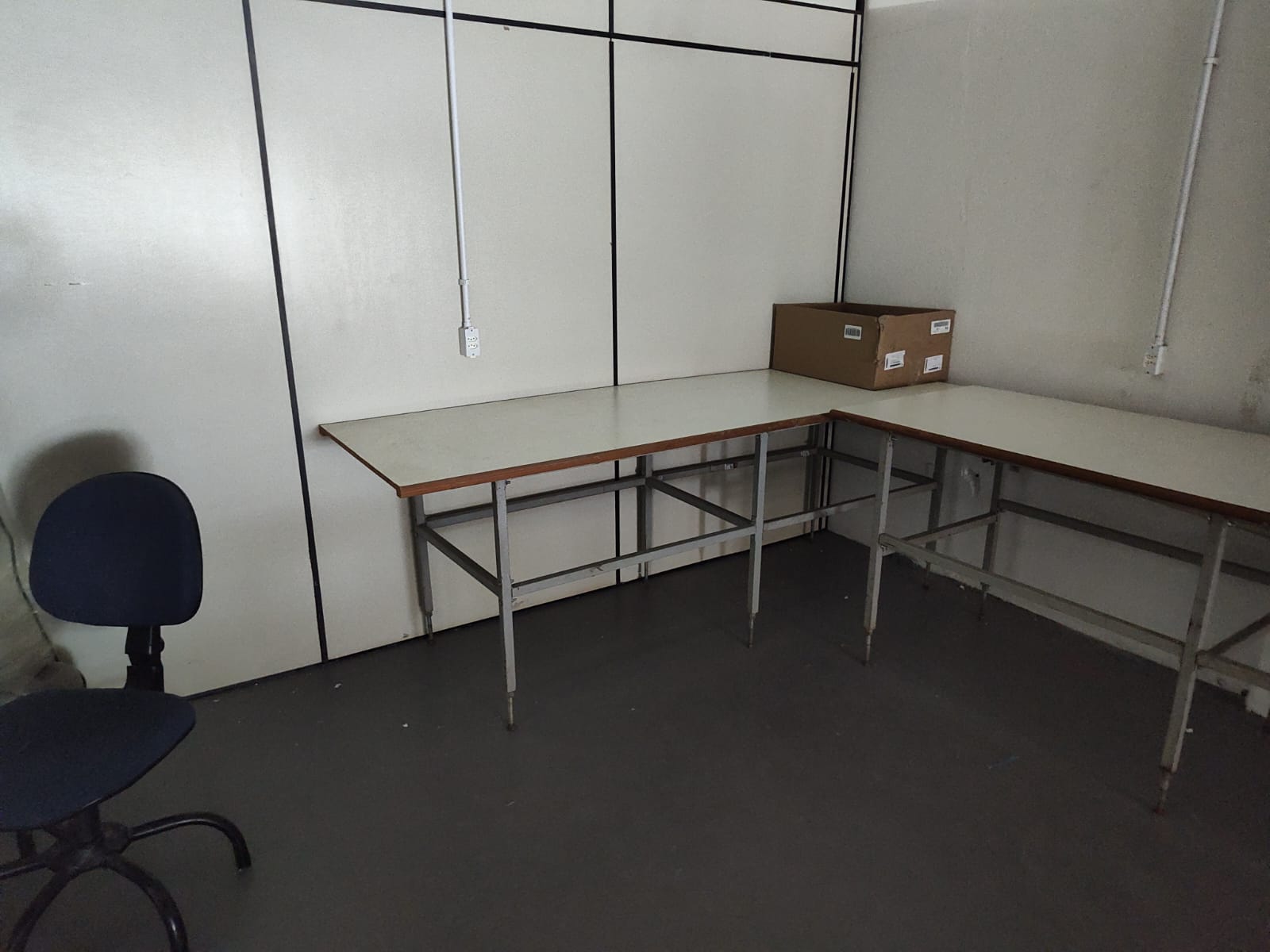 Mesa de Trabalho Grande - Cor Branca - Estrutura de Ferro (2,74 mts Comp. x 0,80 cm Prof.)