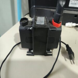 Transformador 110 p/ 220 e 220 p/ 110 Com Tomada com 2 Plugins Machos junto